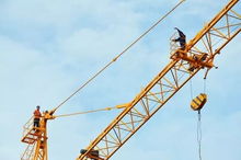 塔吊上的吶喊 為夫討薪反被拘，底層勞工維權路在何方？